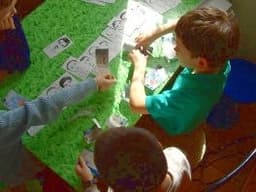 Les enfants examinent les énigmes du jeu foot