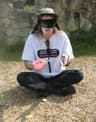 Une participante du jeu evjf faisant son gage