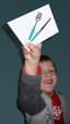 Enfant de 3 ans avec carte du jeu cache-doudou