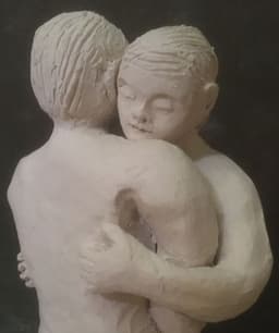 Sculpture de deux personnages se faisant un calin