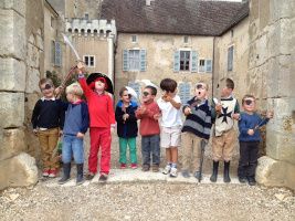 Enfants victorieux de la chasse au trésor pirates